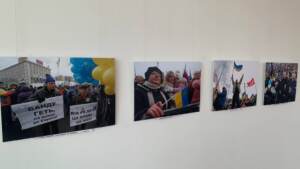 Детальніше про статтю В Ужгороді відкрили фотовиставку “Мій Майдан”, присвячену 10-й річниці Революції Гідності